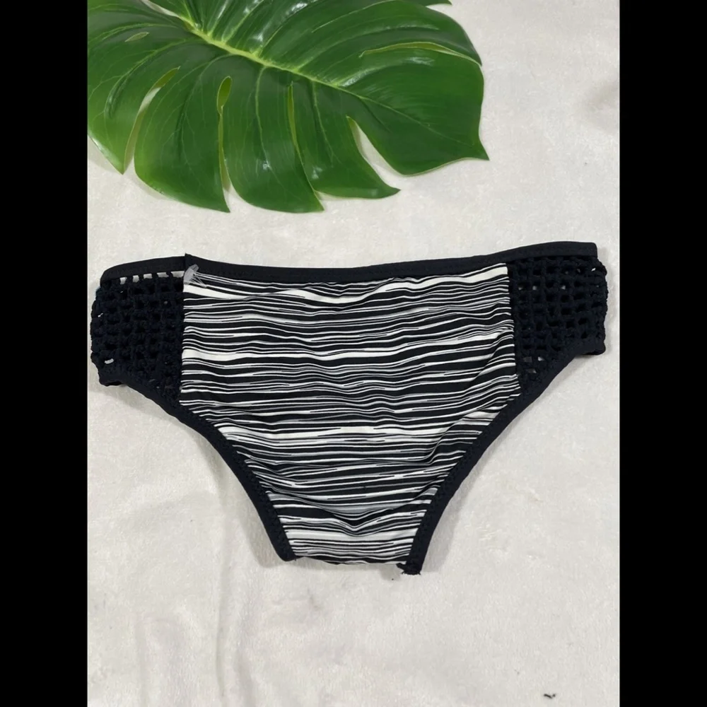 NEW FRANKIES BIKINIS Koa Crochet Bikini Bottom in Strom [SZ Medium‎ ]